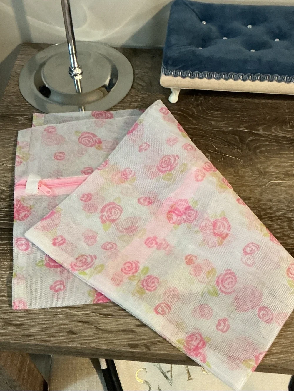 Pink Rose Mesh Laundry Wash Bag with Pink Zipper 19” x 23” Excellent Condition